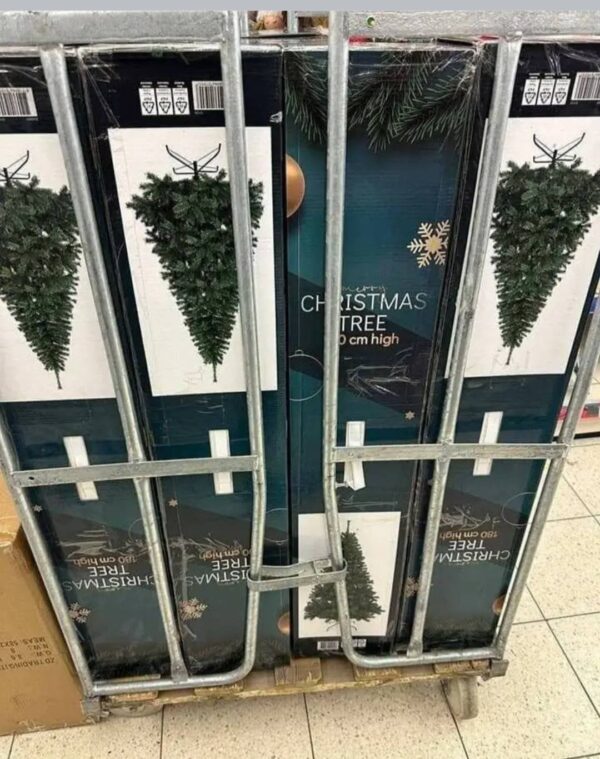 467186775_122169386576252023_2907877424032405743_n.jpg Pallet Christmas Tree