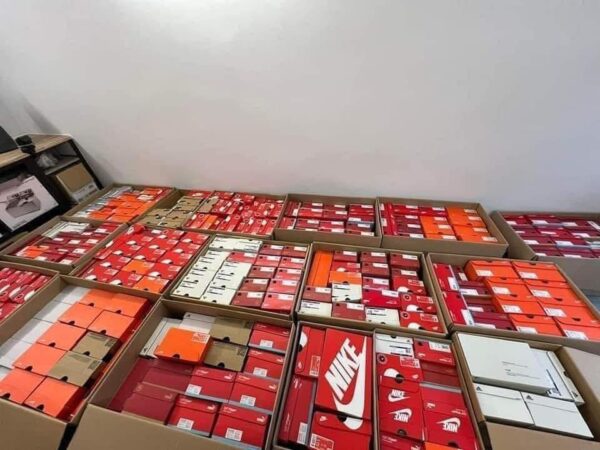 472204512_122200786790232436_1036241969826041550_n.jpg Pallet of sneakers