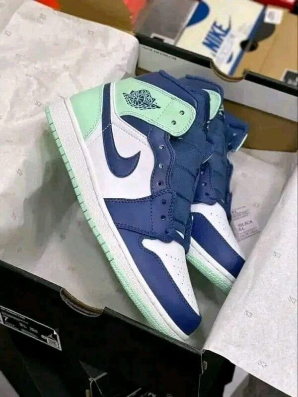472221115_122200786586232436_3819446274831488125_n.jpg Pallet of sneakers