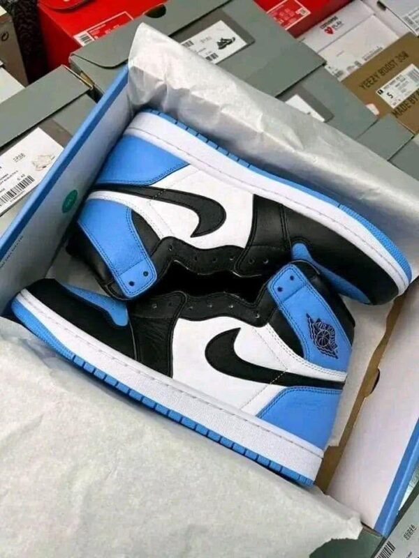 472230140_122200786772232436_5113666986000919034_n.jpg Pallet of sneakers