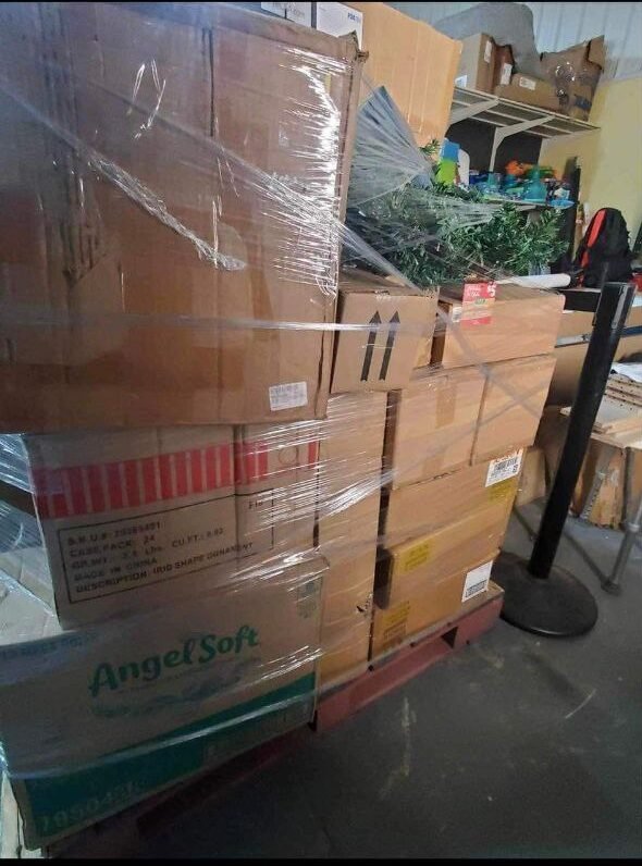 photo_5931760224652344848_y-e1733786140672.jpg Christmas clothes pallet