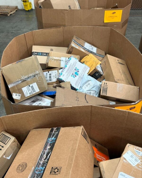 photo_5997043104781289022_y.jpg GIANT DHL Mail Pallets