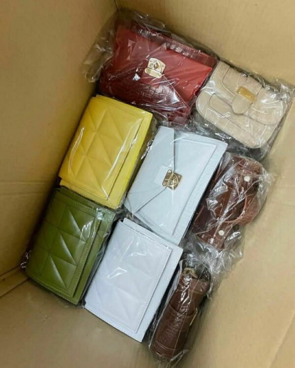 woman-bags-purse-pallets-1.jpg Woman bags and purse pallets